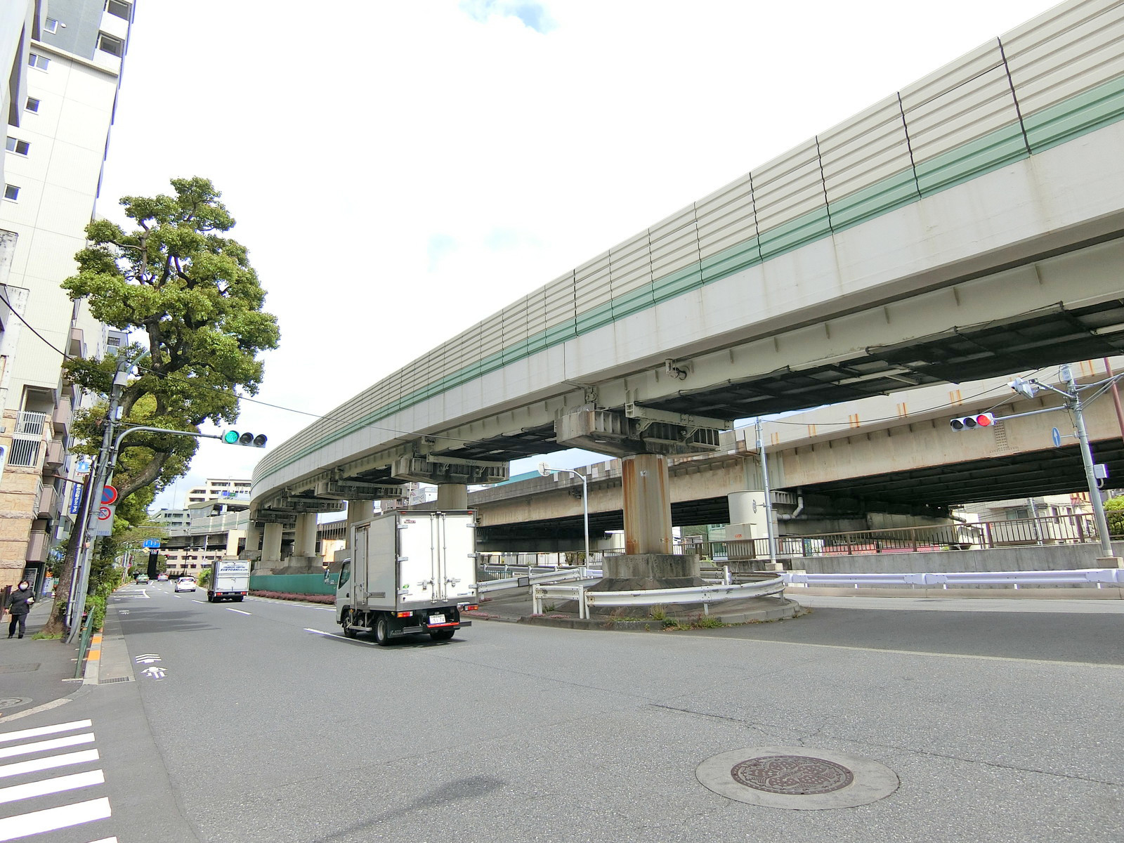 目白通り沿いに立地