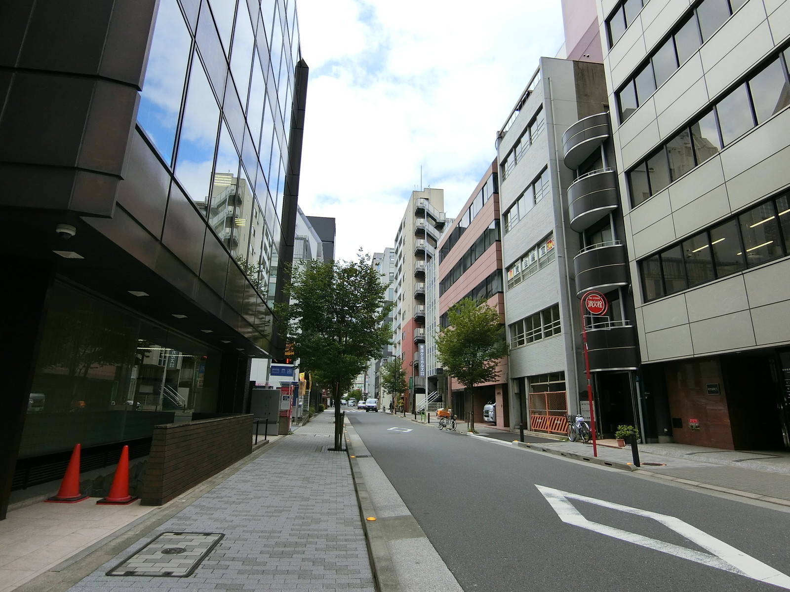 オフィスビル前面の通り