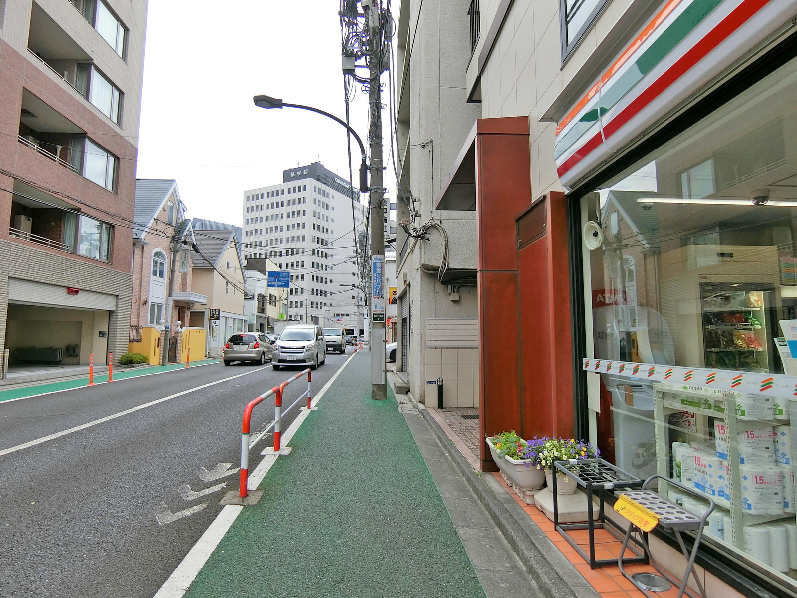 ARAI-YA　Bldg.前面の通り