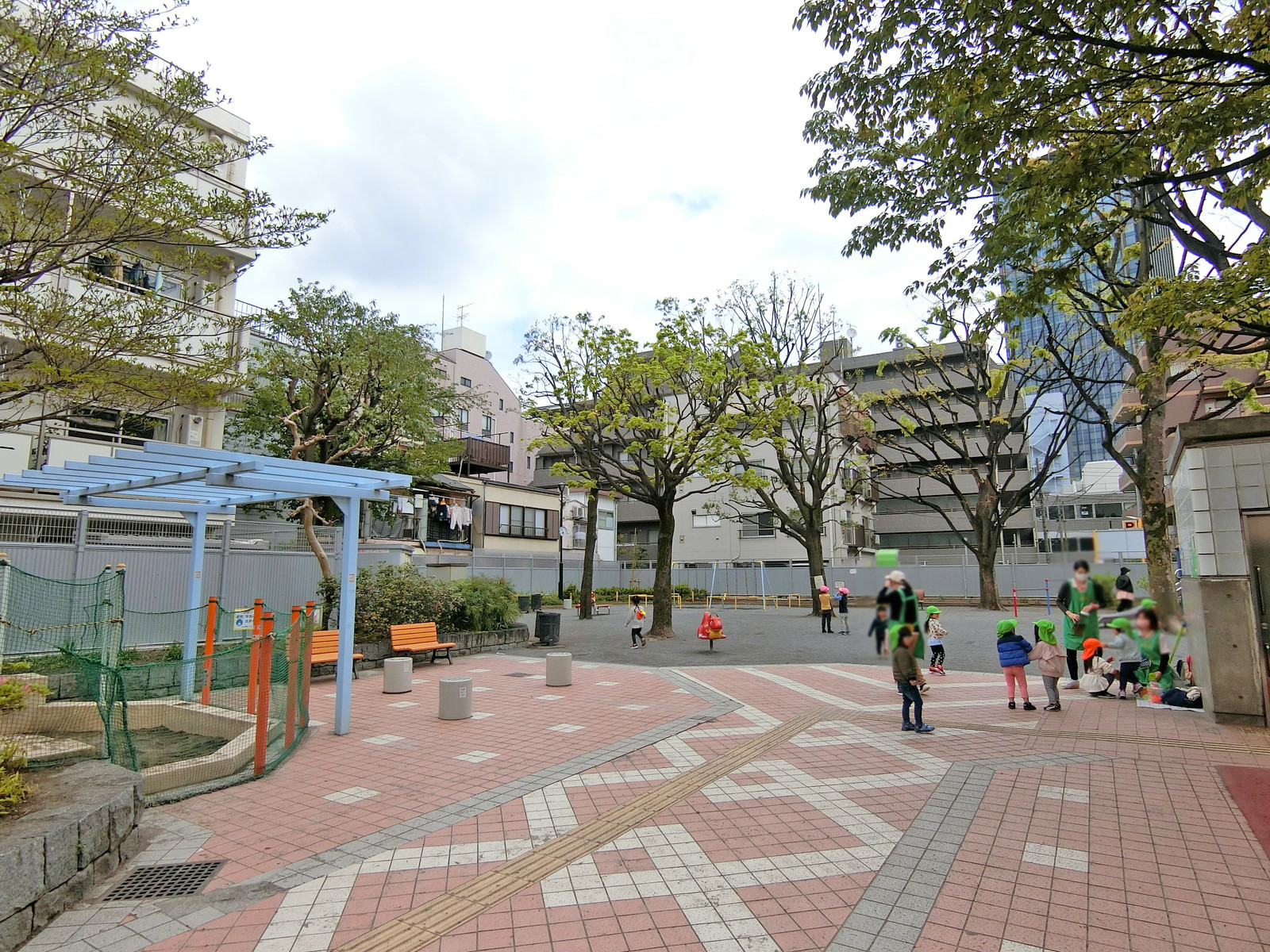 近くの新小川町公園