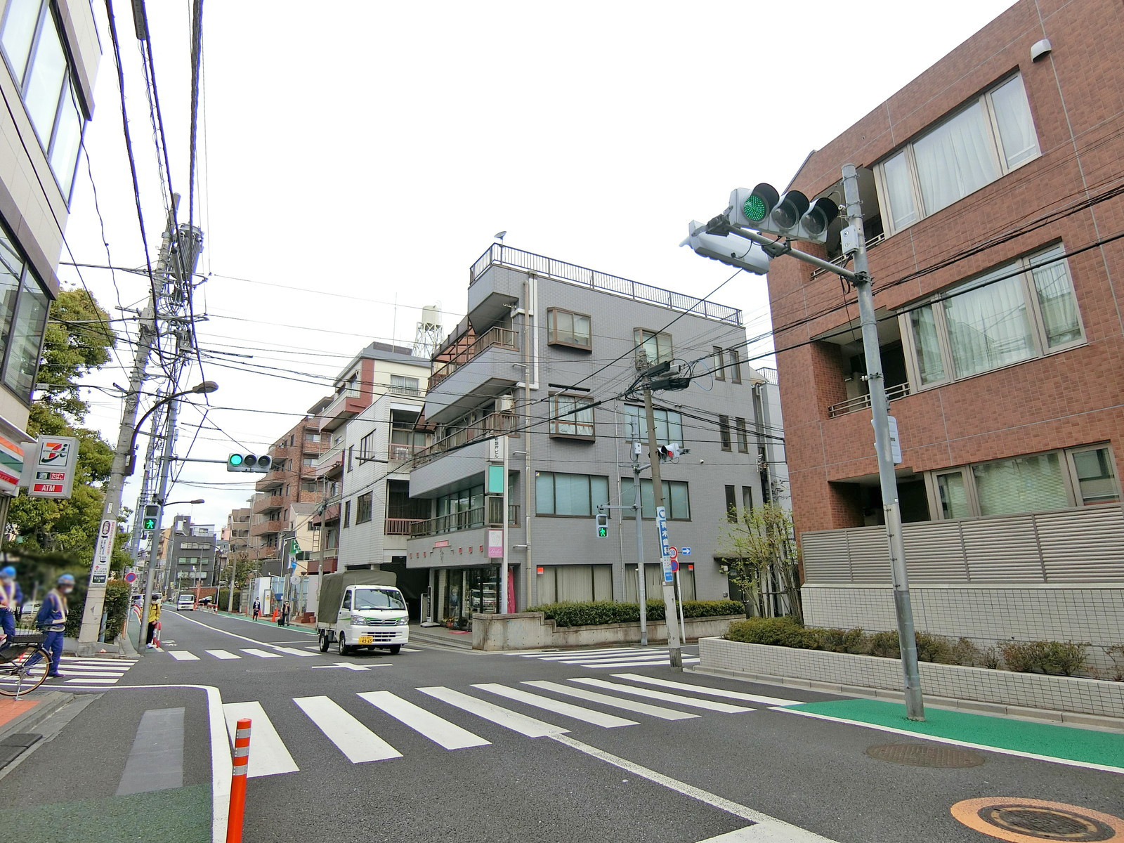 周辺は閑静なエリア