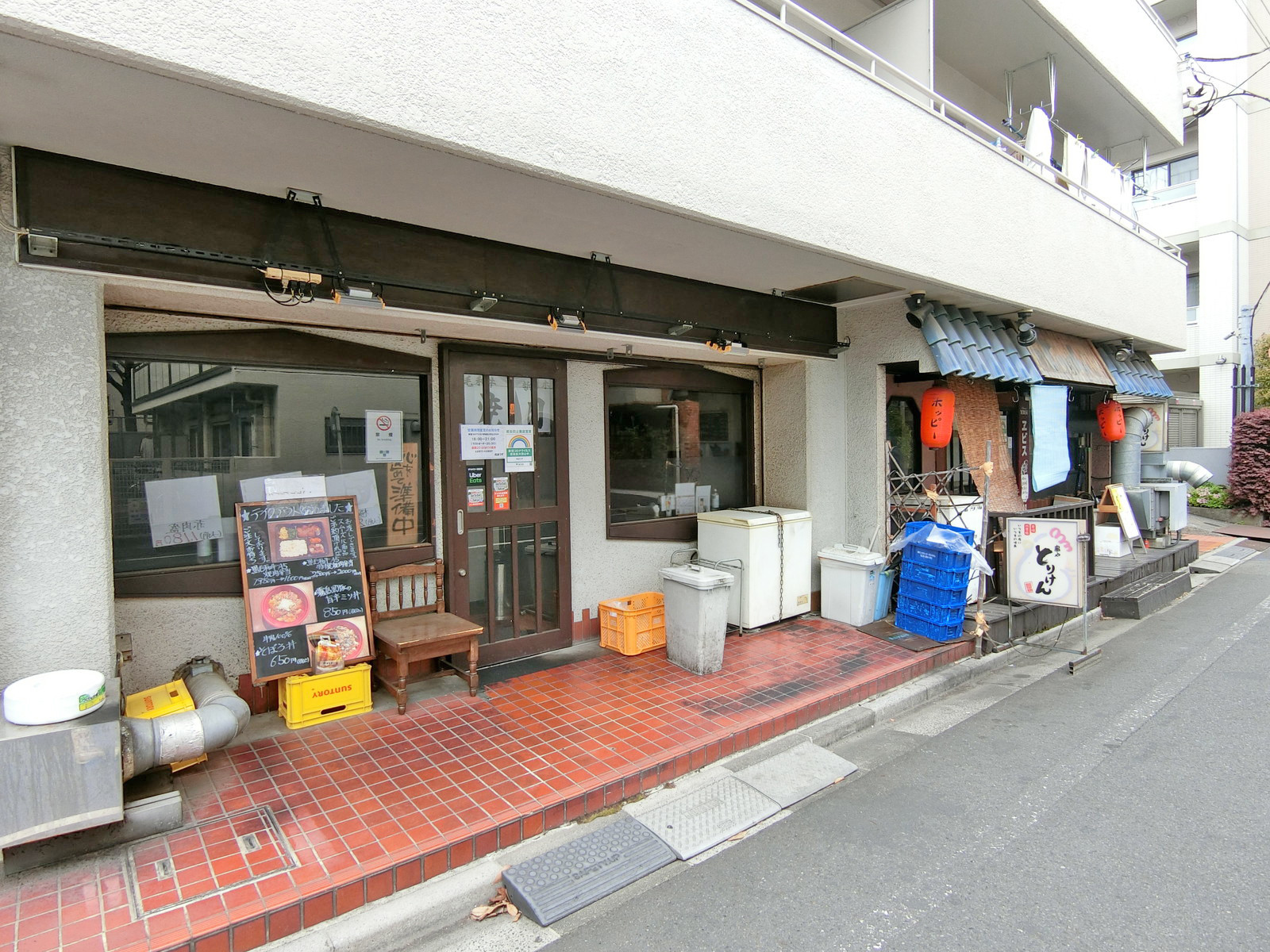 付近には飲食店が充実