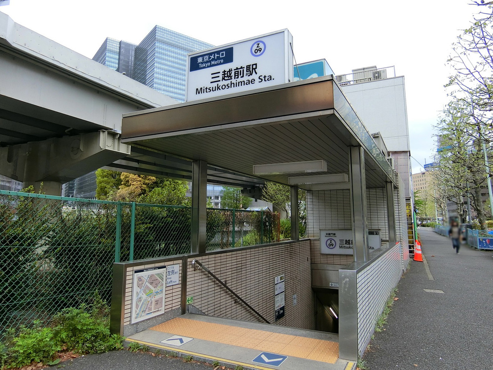 最寄りの「三越前駅」