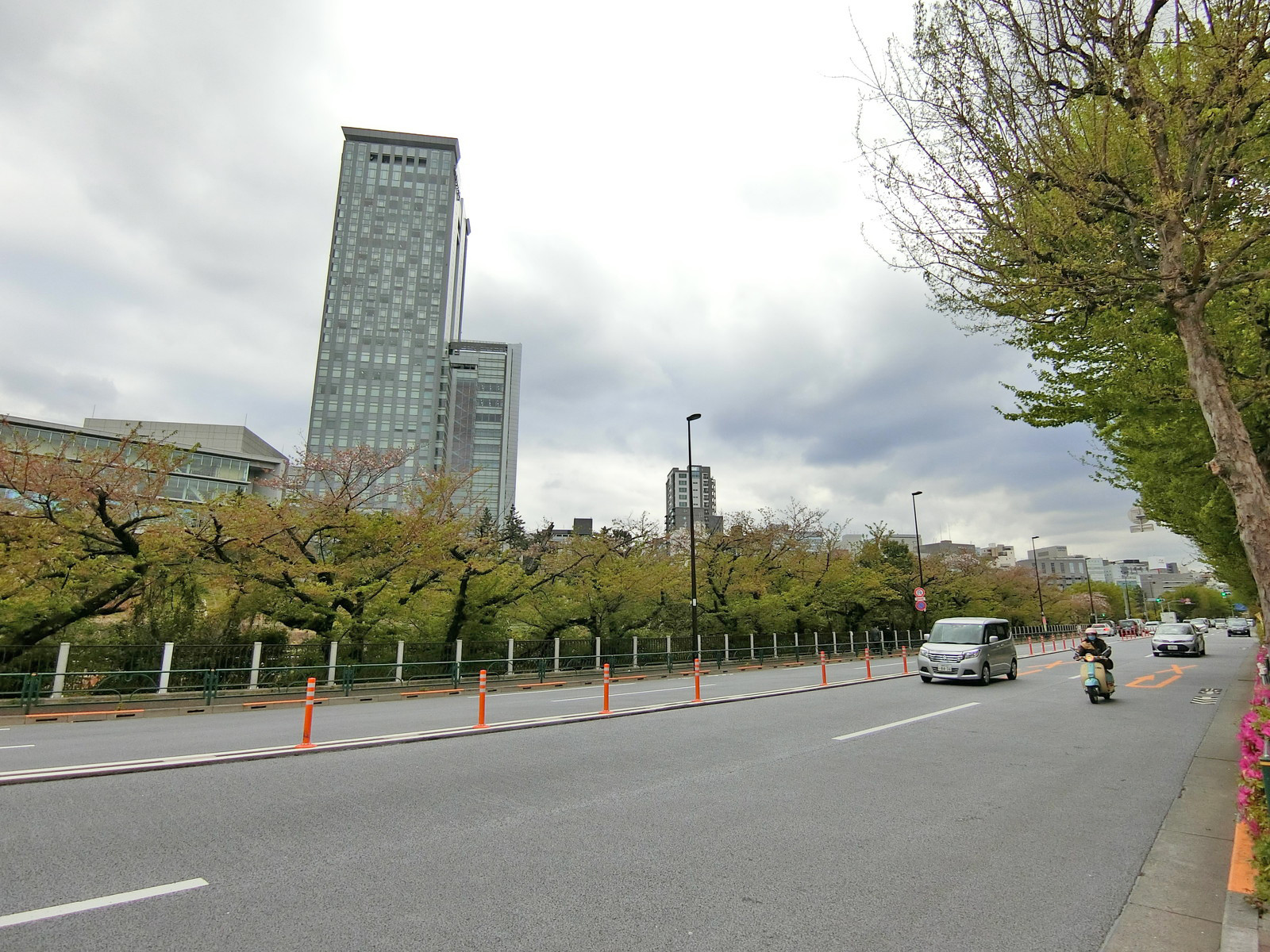 外堀通り沿いに立地
