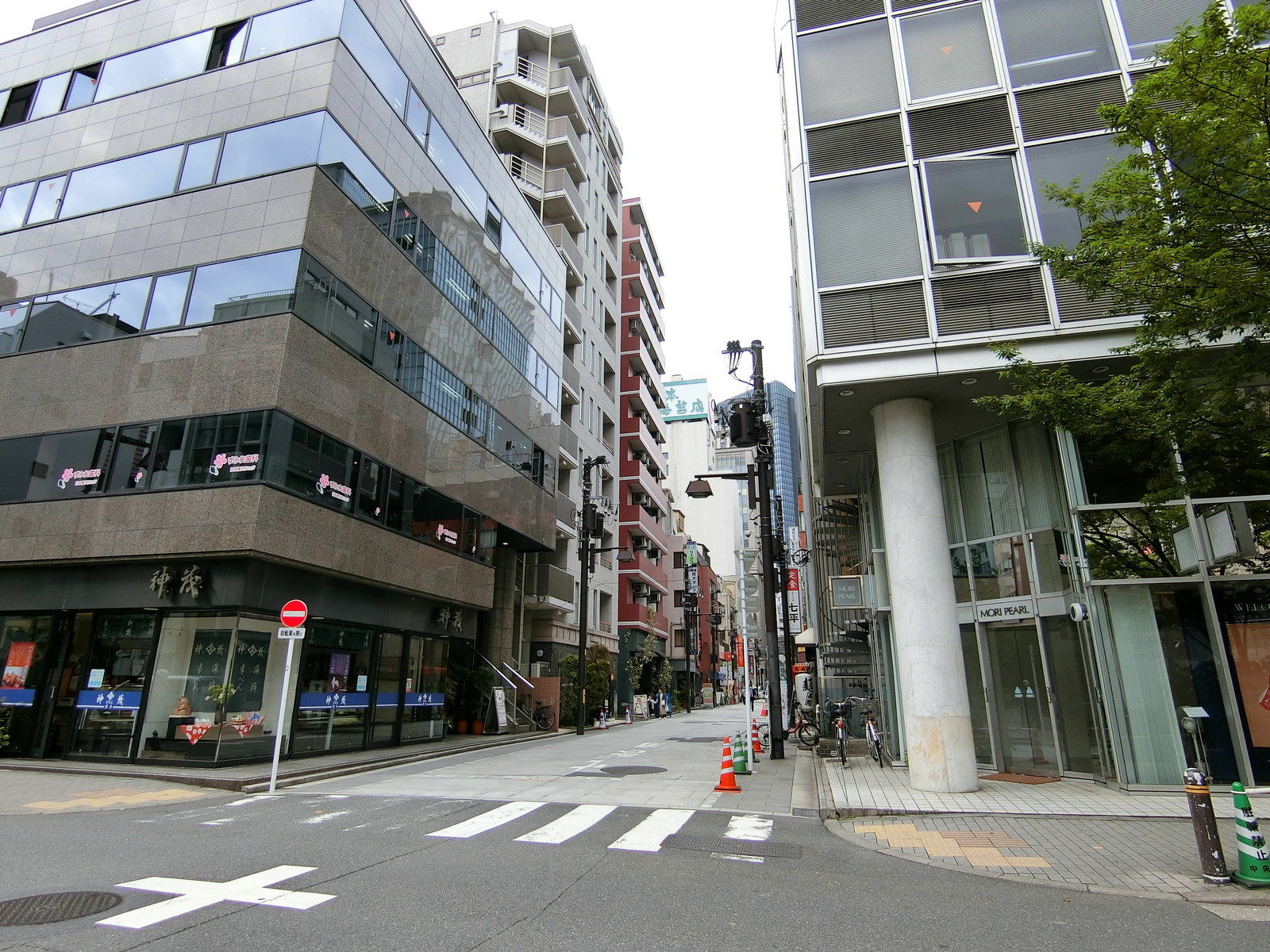 オフィスビル前面の通り