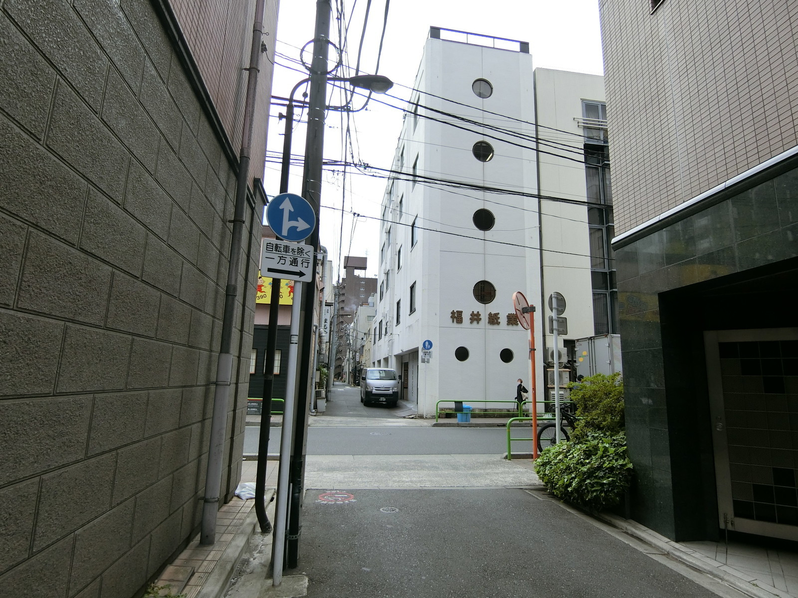 西神田センタービル前面の通り