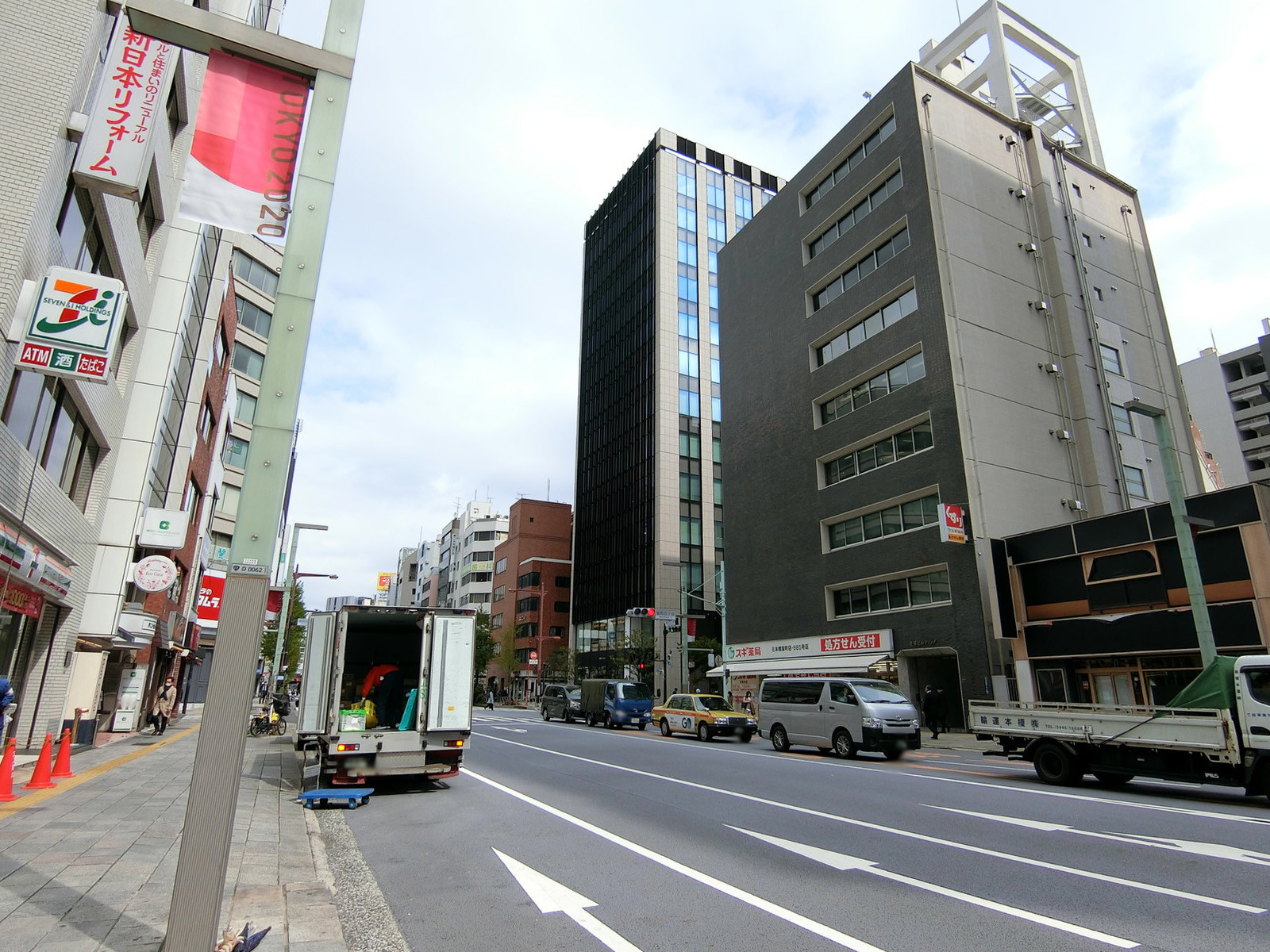 オフィスビル前面の通り