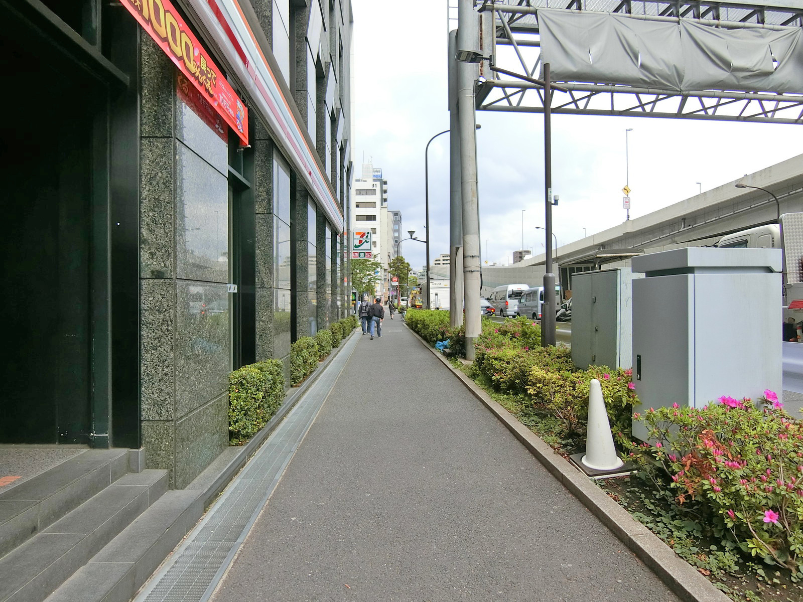 KDX飯田橋スクエア前面の通り