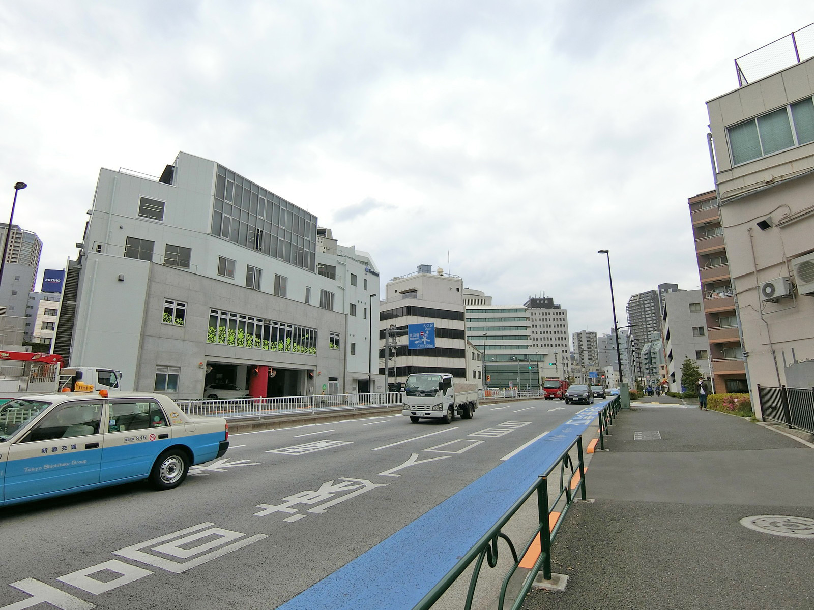 目白通り沿いに立地