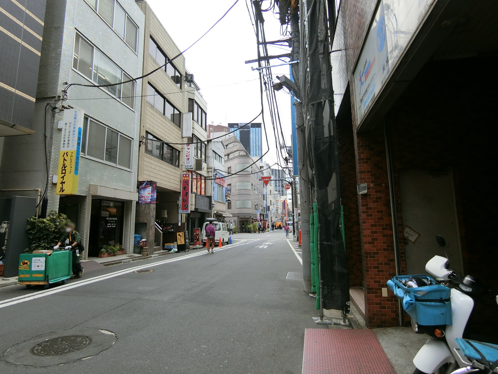 正大ビル前面の通り