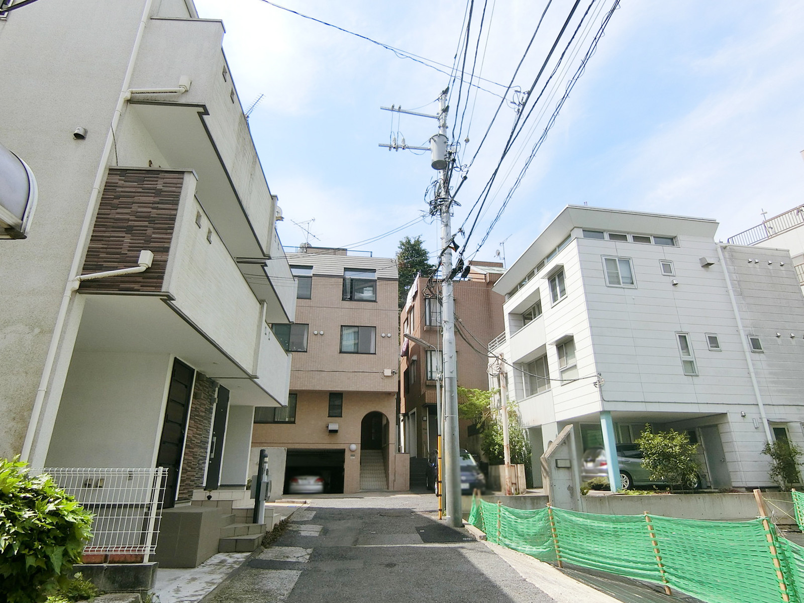 周辺は住宅街