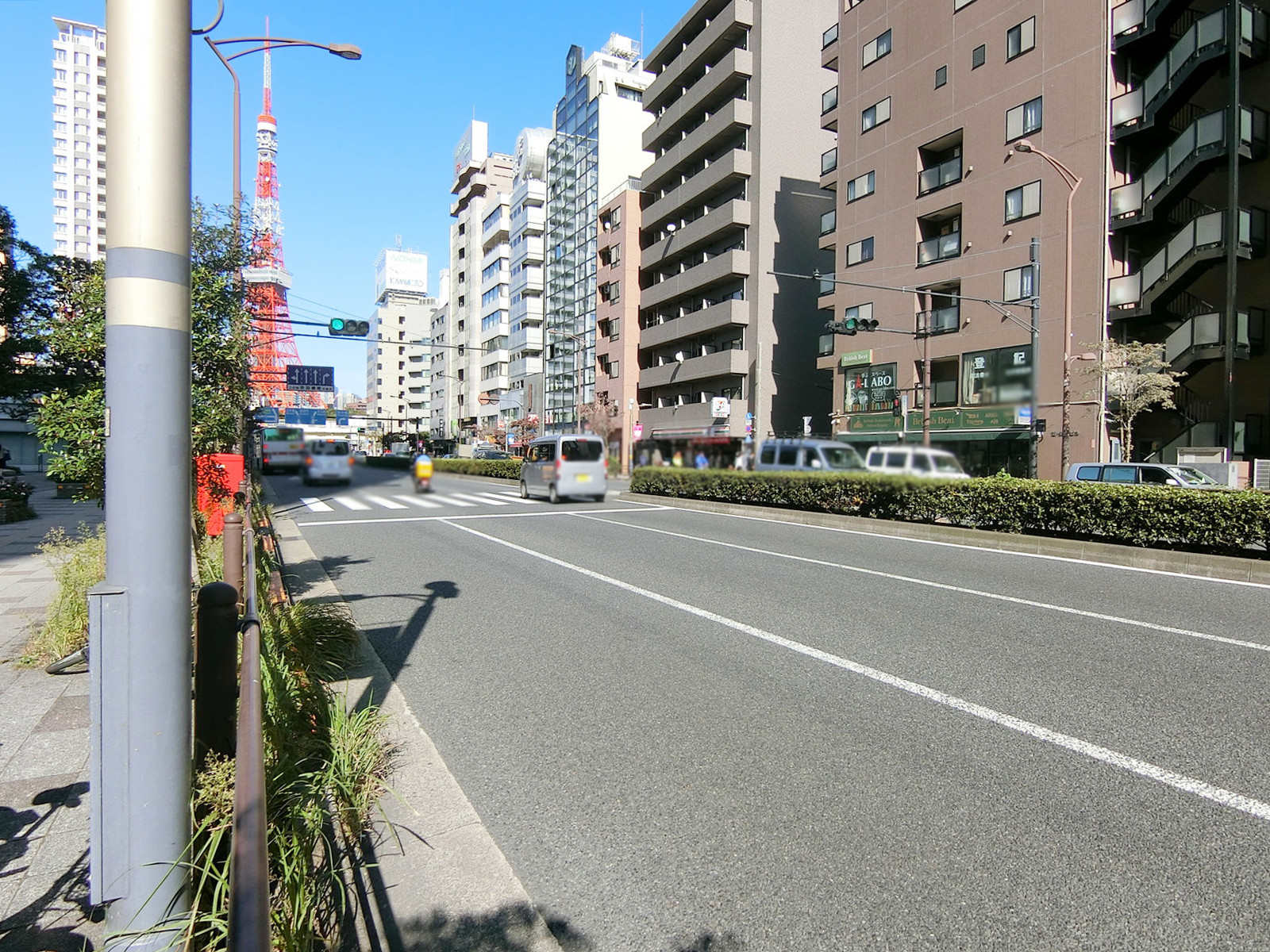 三田国際アネックス前面の三田通り