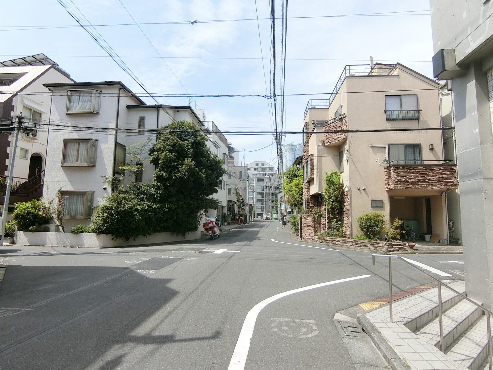 HOYO東麻布前面の通り