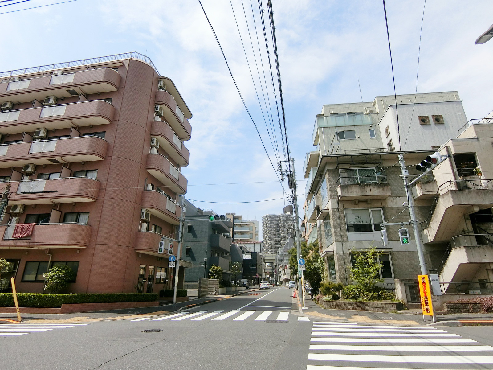 周辺は住宅街