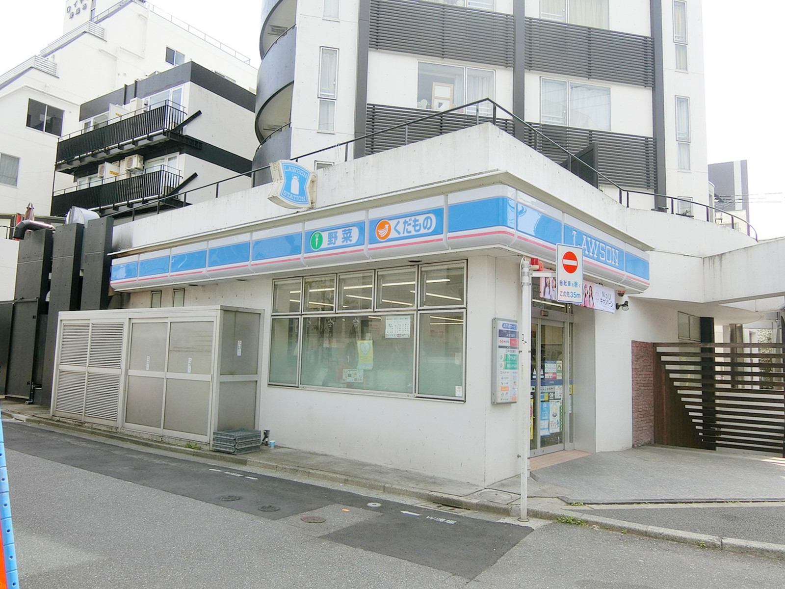 徒歩1分のローソン 東麻布二丁目店