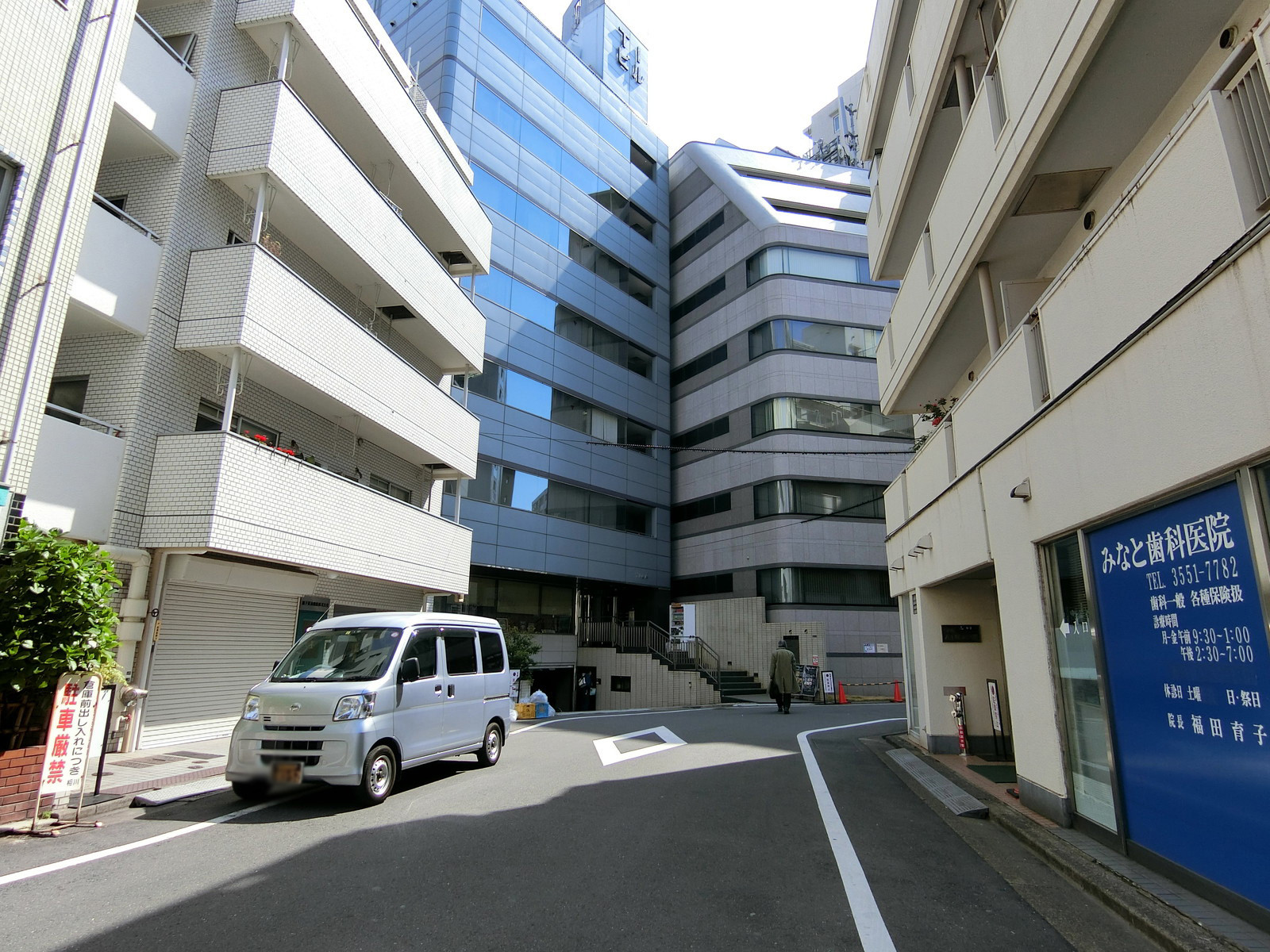 オフィスビル前面の通り