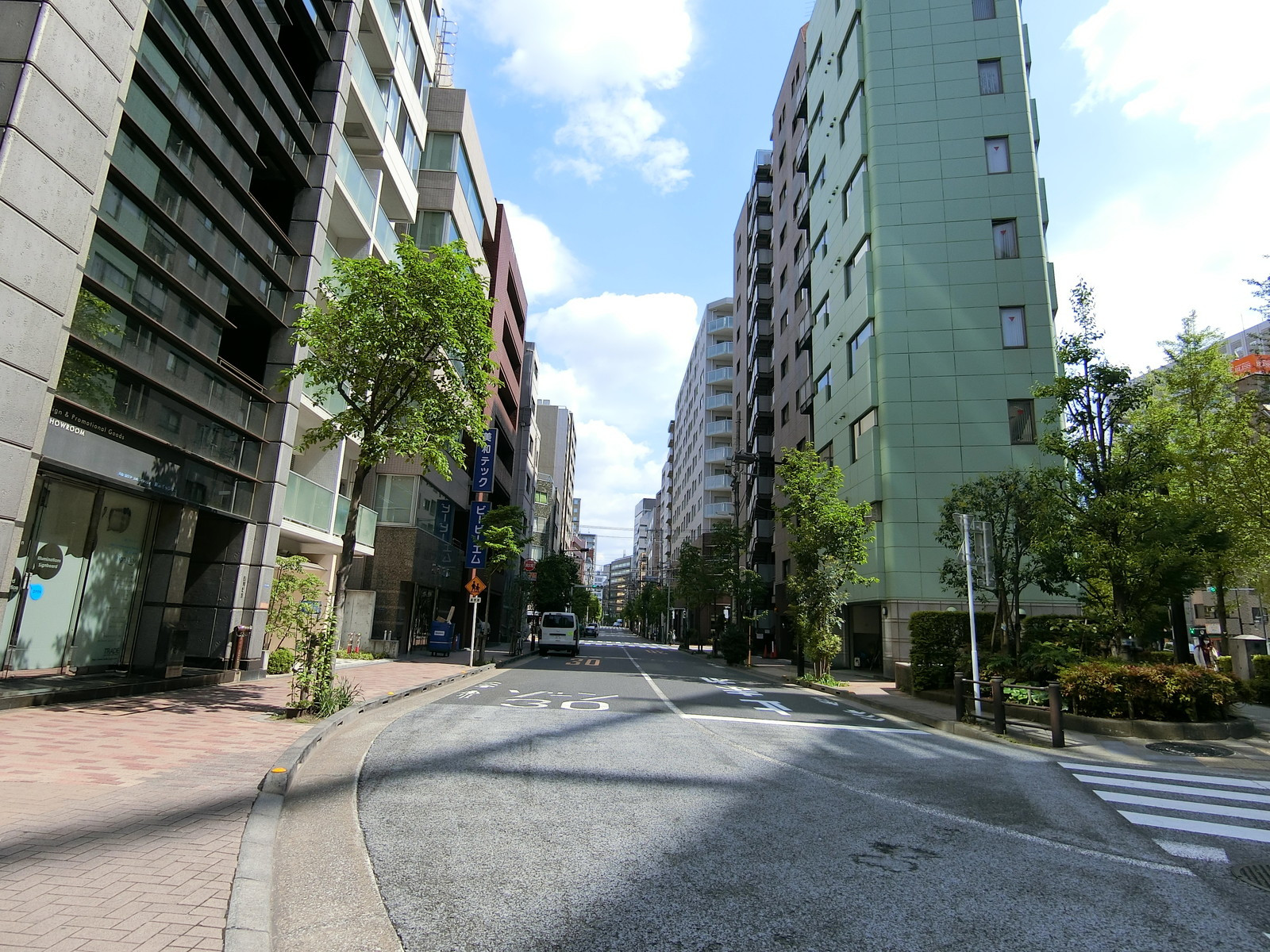 オフィスビル前面の通り