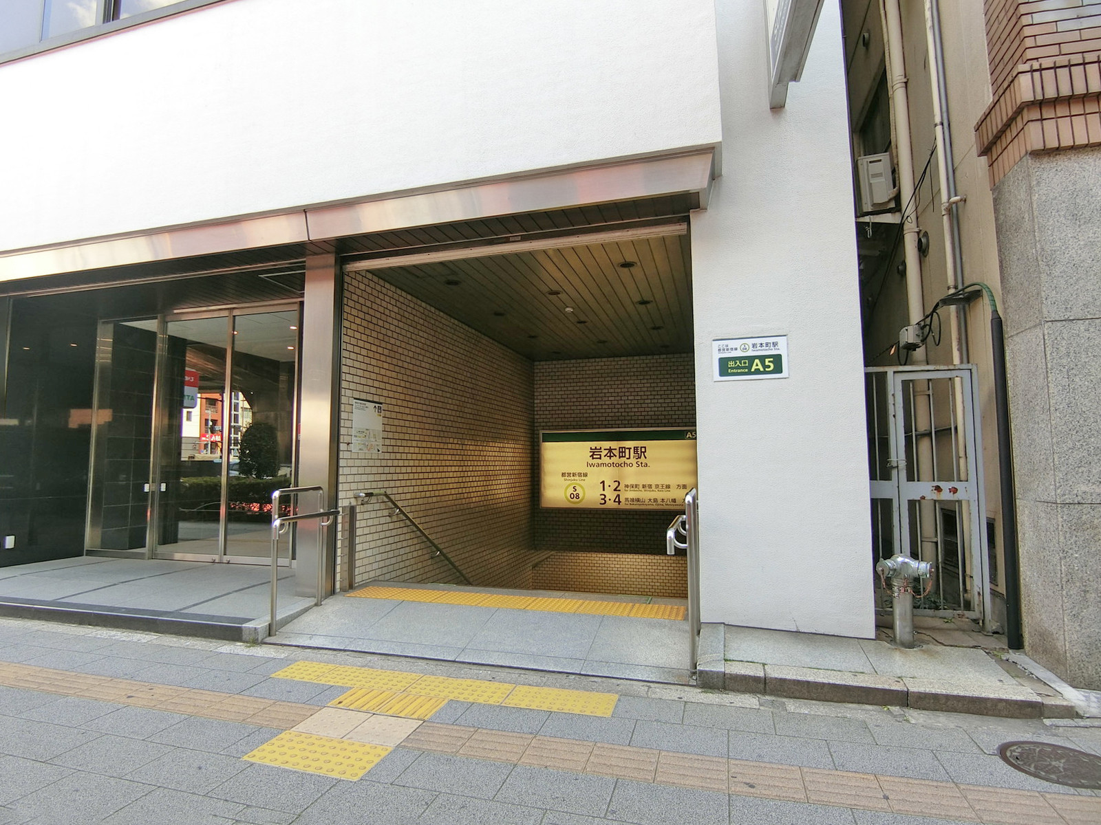 徒歩圏内の「岩本町駅」