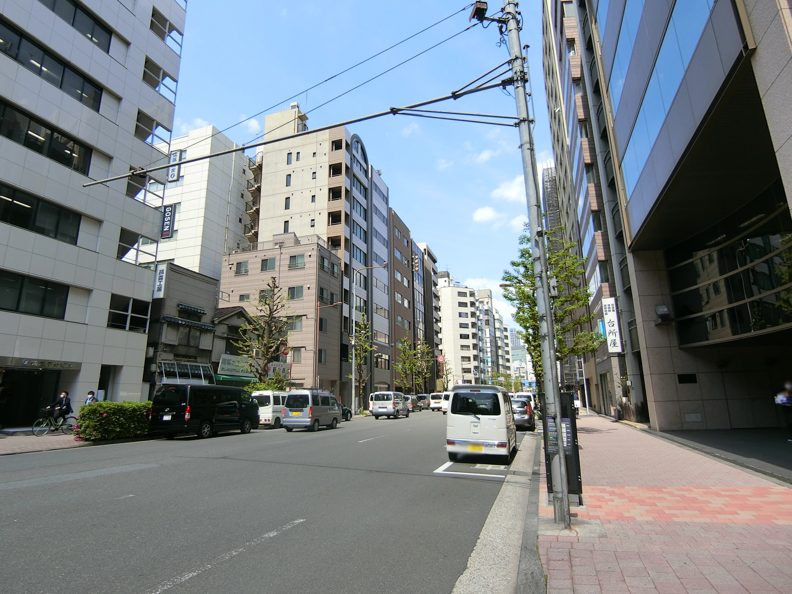ハーブ神田ビル前面の通り