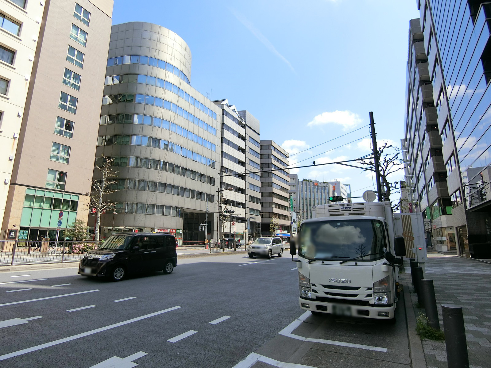 第1東ビル前面の靖国通り