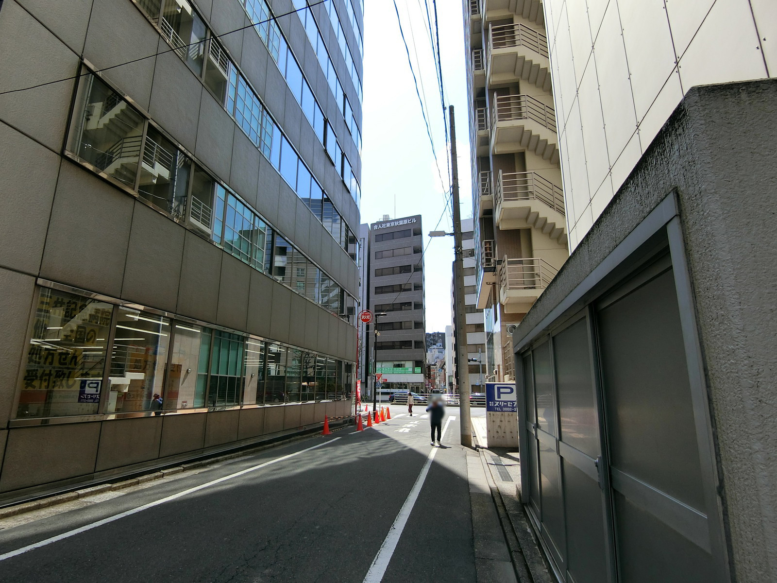 岩本町寿共同ビル前面の通り