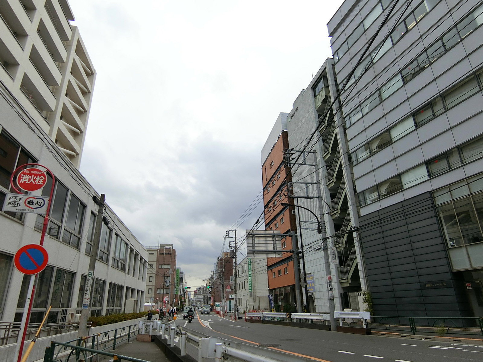 中野第1OSビル前面の大久保通り