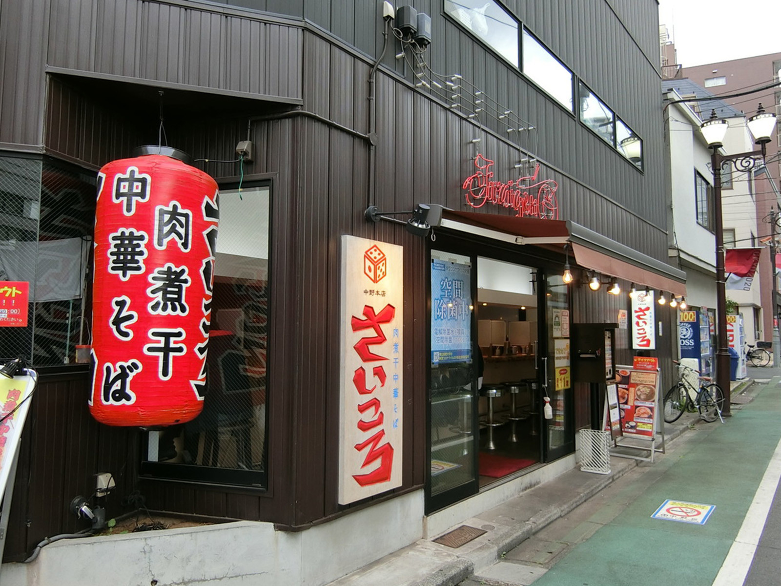 周辺には飲食店が点在