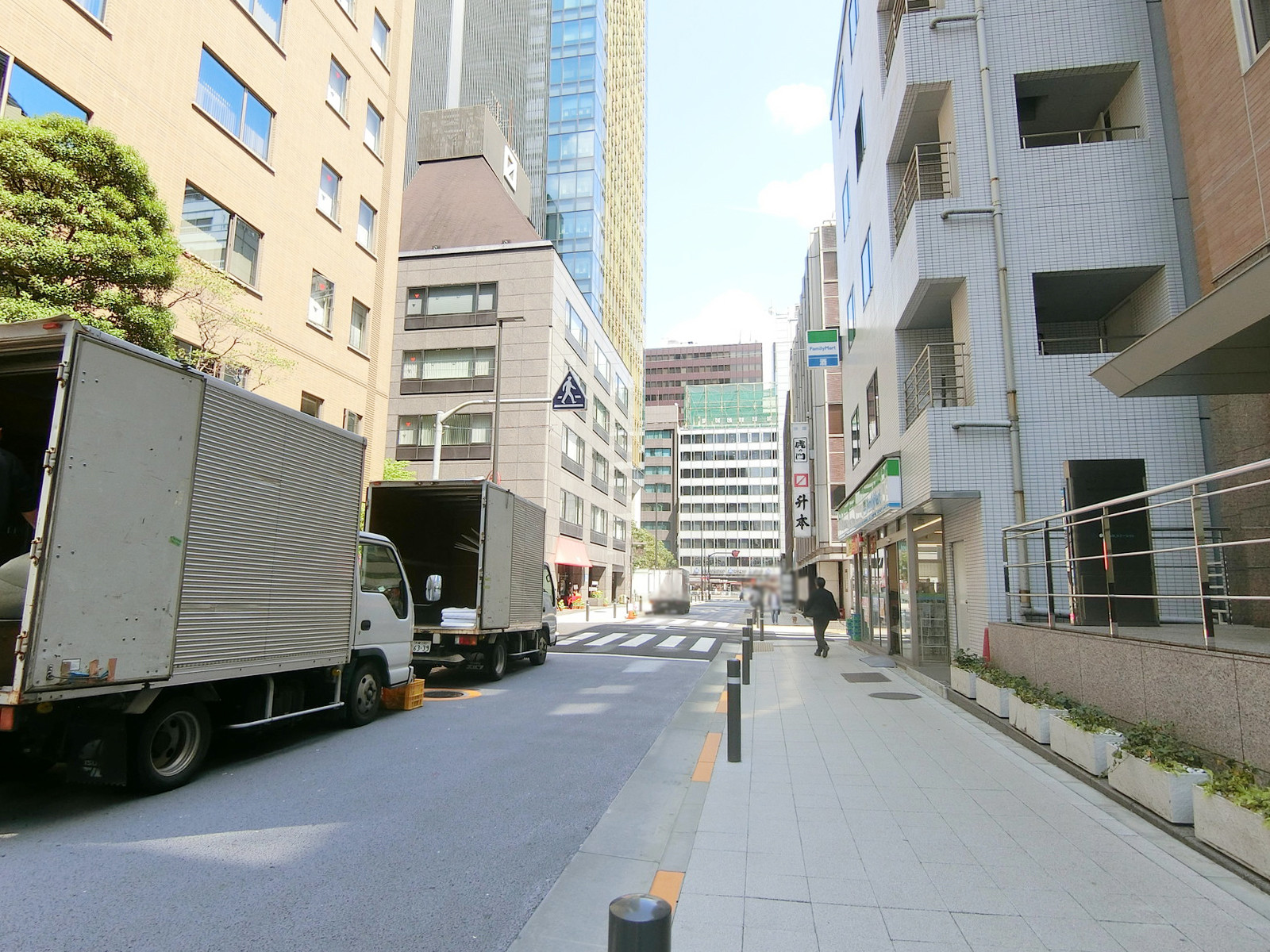 虎ノ門宝寿会館前面の通り