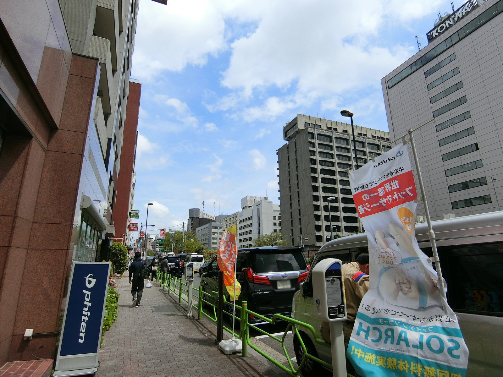 オフィスビル前面の通り