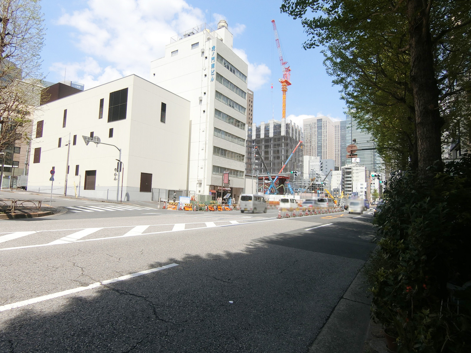 巴町アネックス2号館	前面の桜田通り
