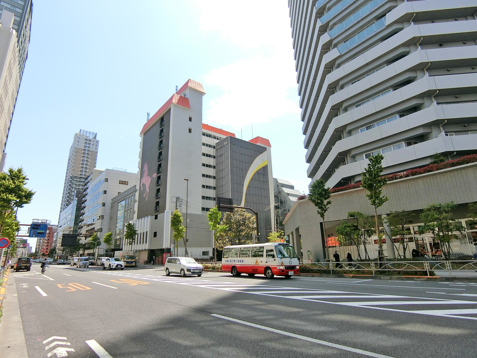 春日通り沿いに立地