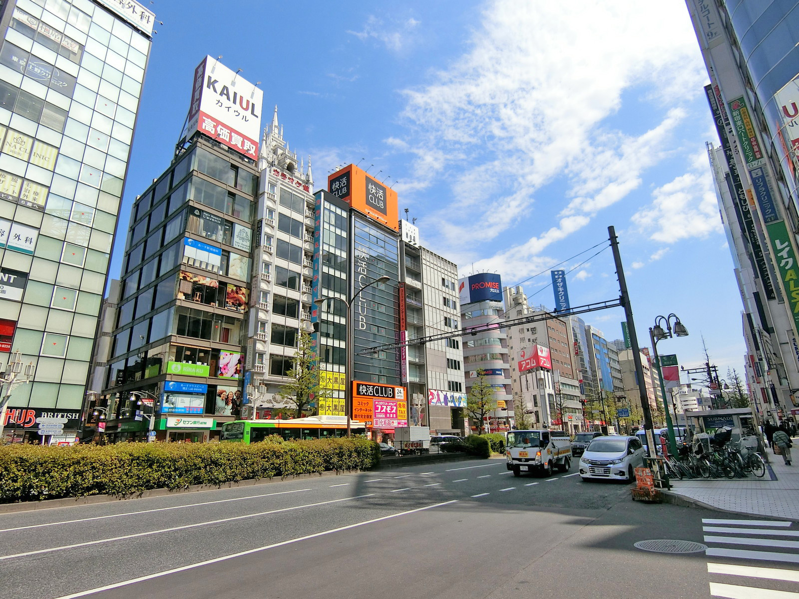 靖国通り沿いに立地