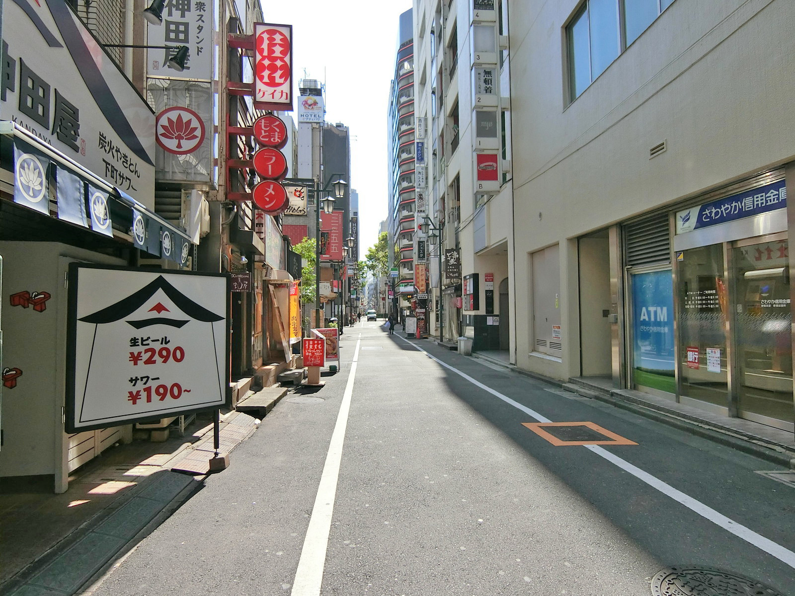 東新宿ビル前面の通り