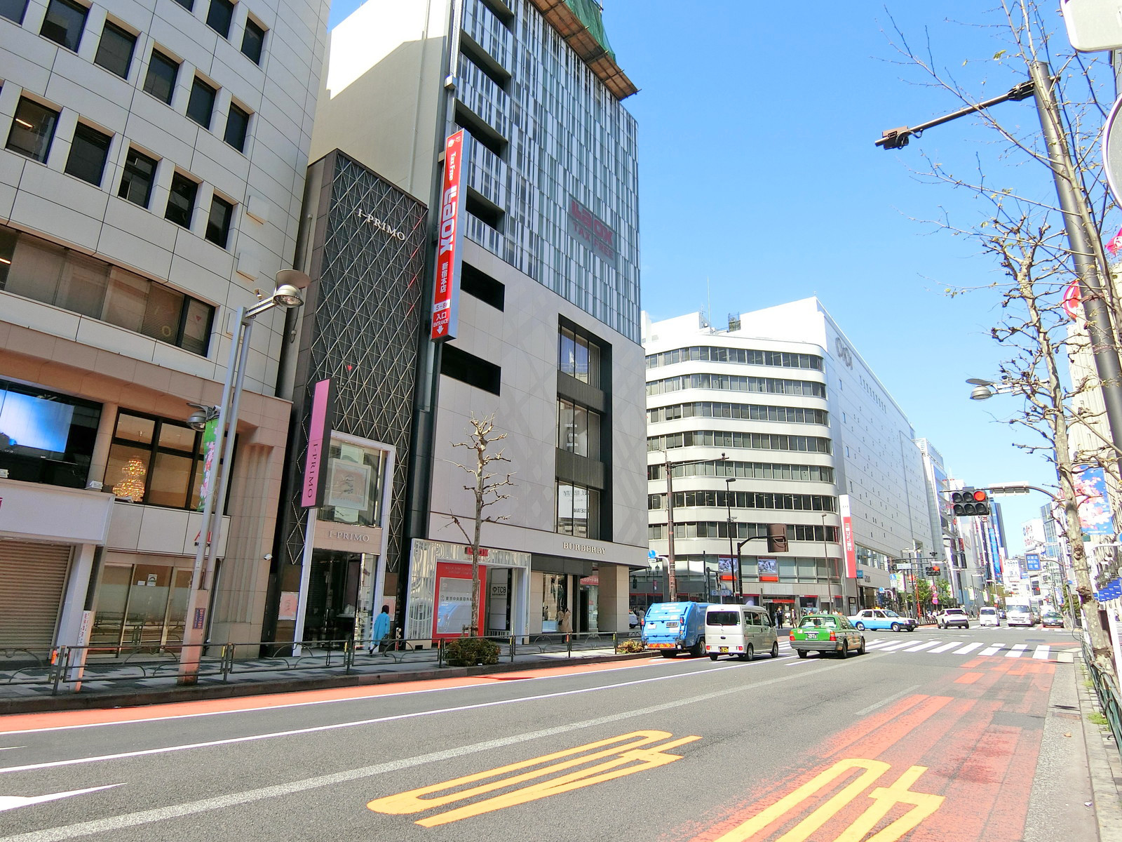 周辺はオフィスや店舗が多いエリア
