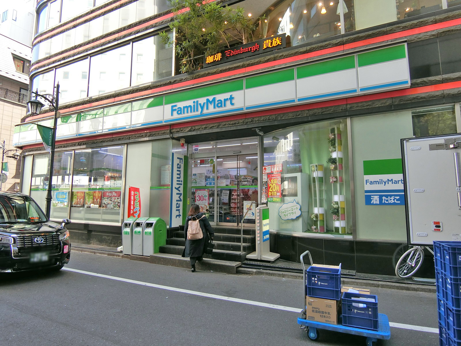徒歩1分のファミリーマート新宿要通り店