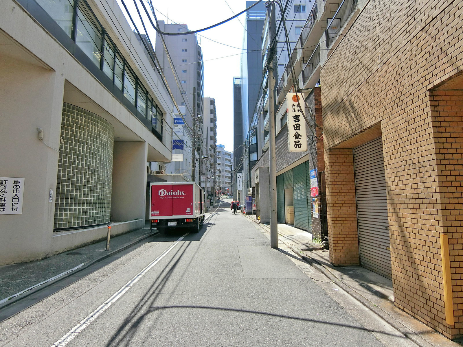 カールツァイス新宿別館前面の通り