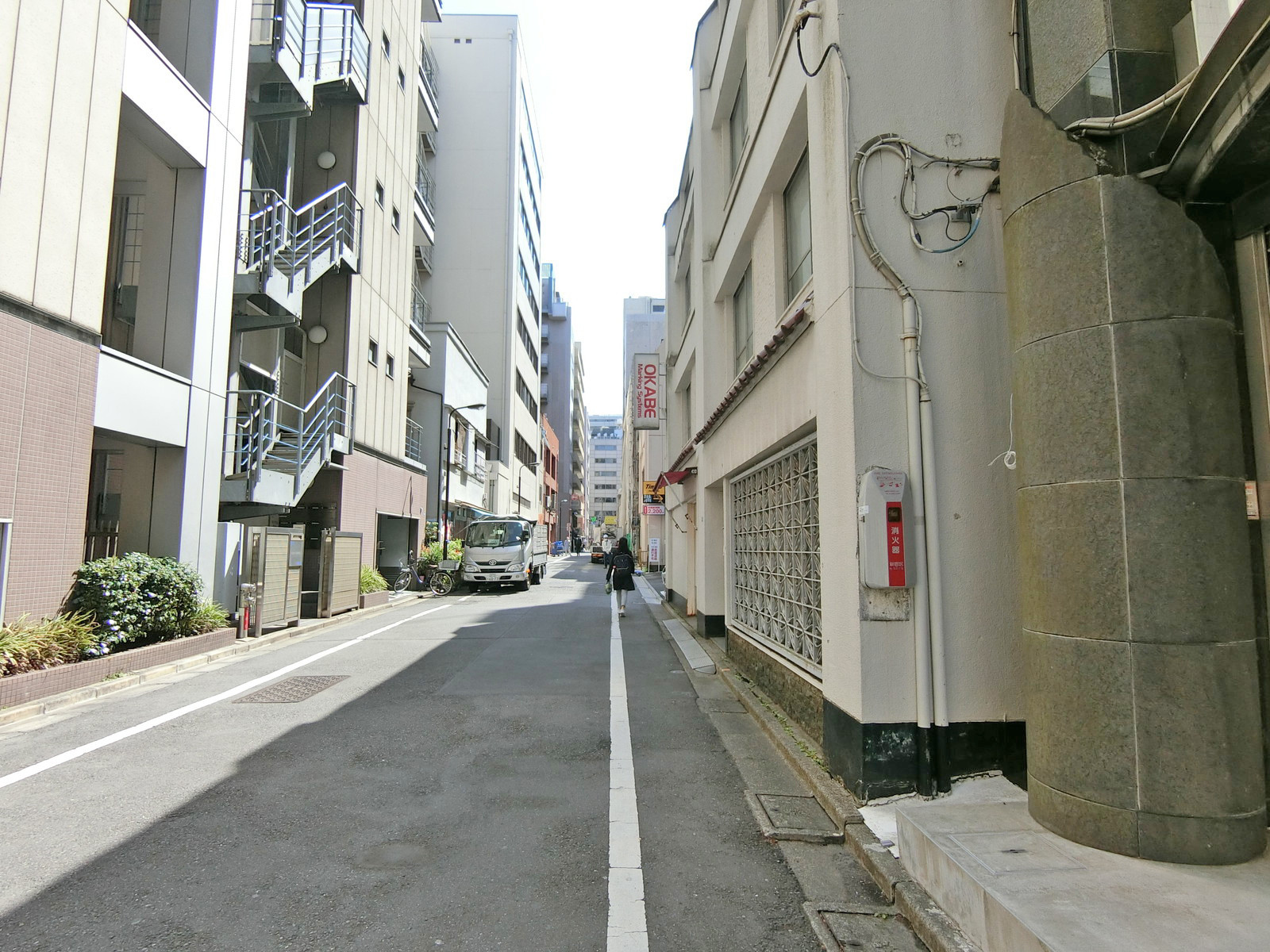 新宿1丁目ビル前面の通り
