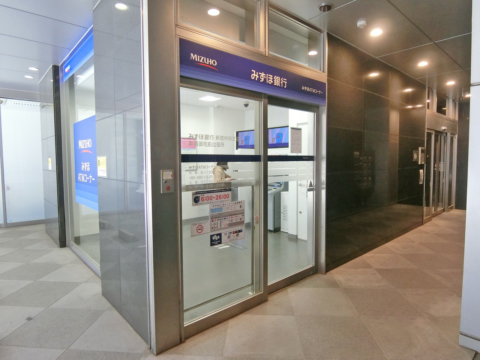 徒歩2分のみずほ銀行新宿中央支店