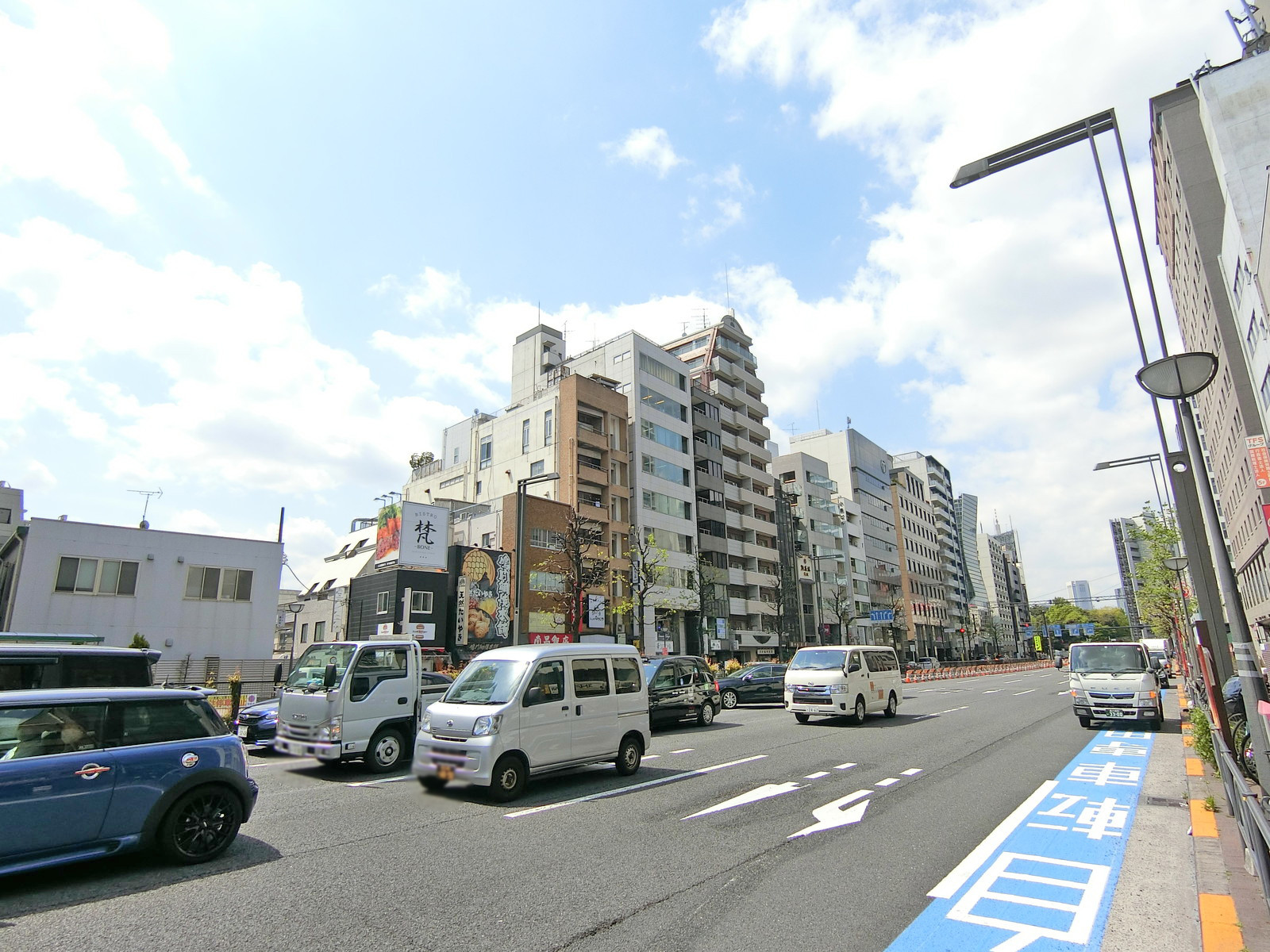 岡崎ビル前面の通り