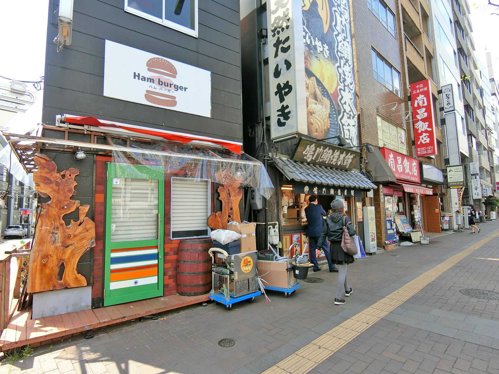 付近には飲食店が充実