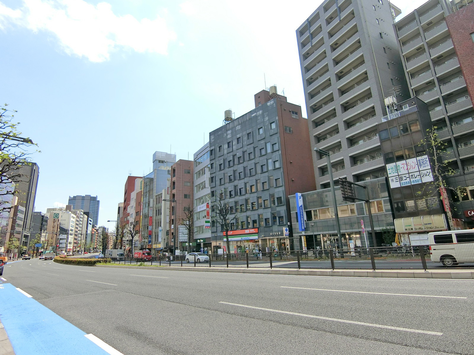 新宿通り沿いに立地
