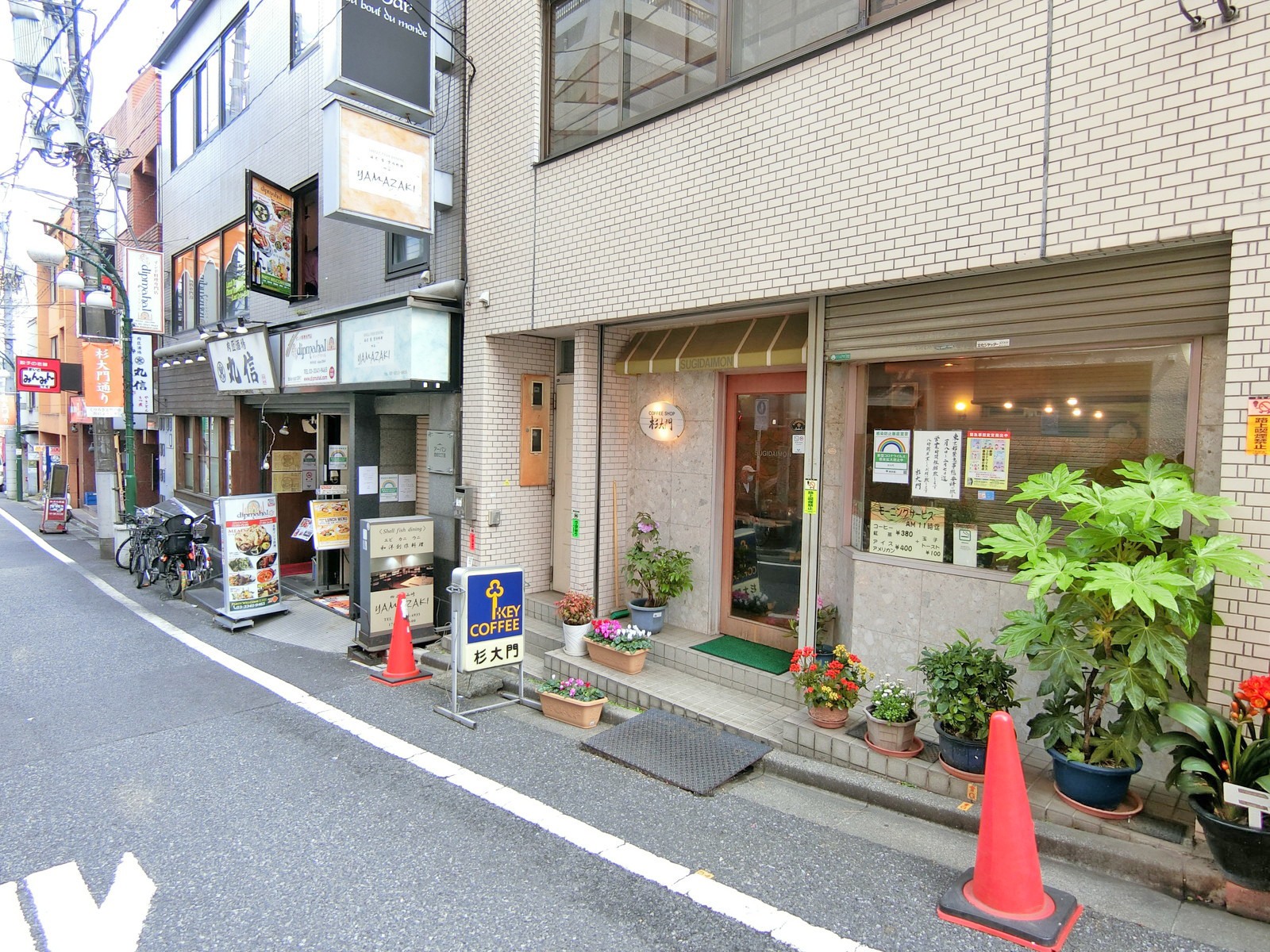 付近には飲食店が充実