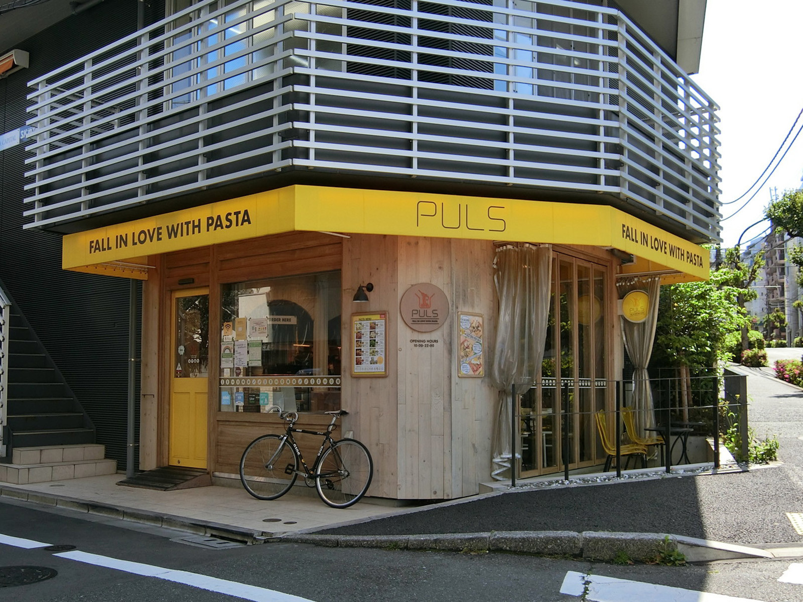 徒歩圏内には飲食店が点在