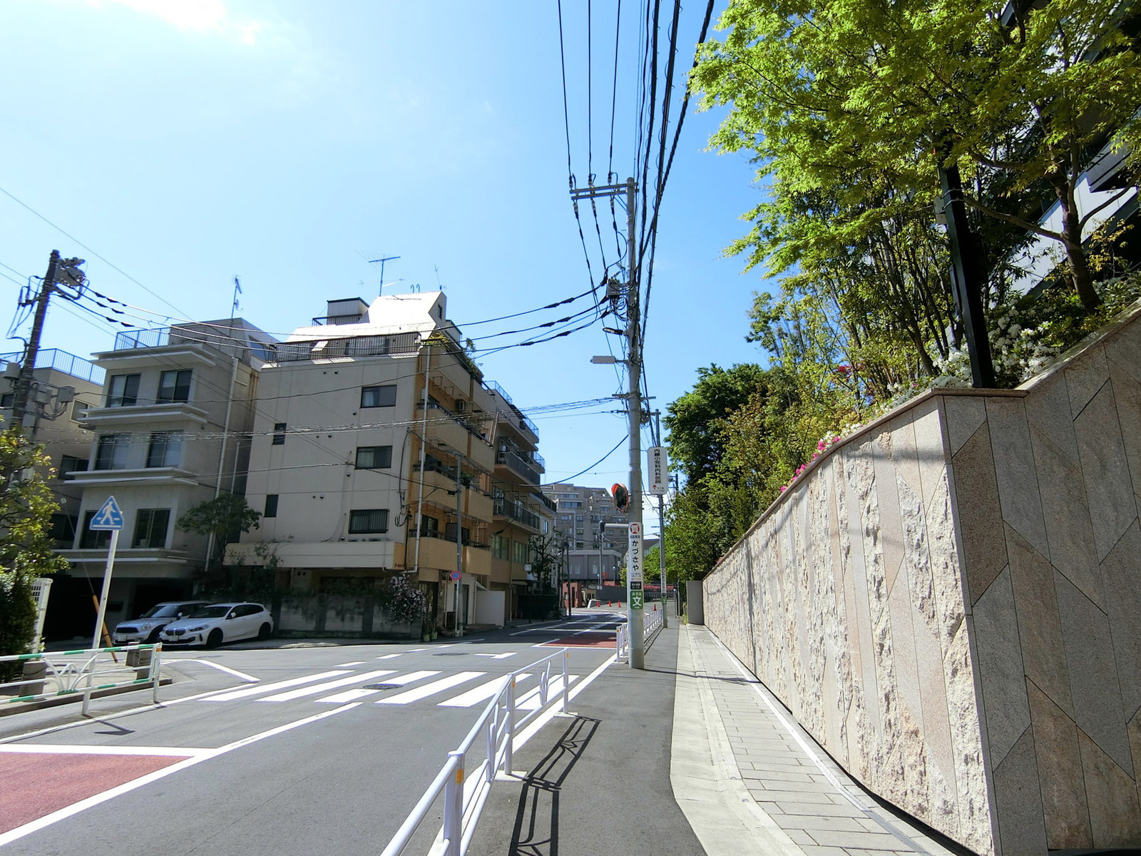 落ち着いた雰囲気のエリアに立地