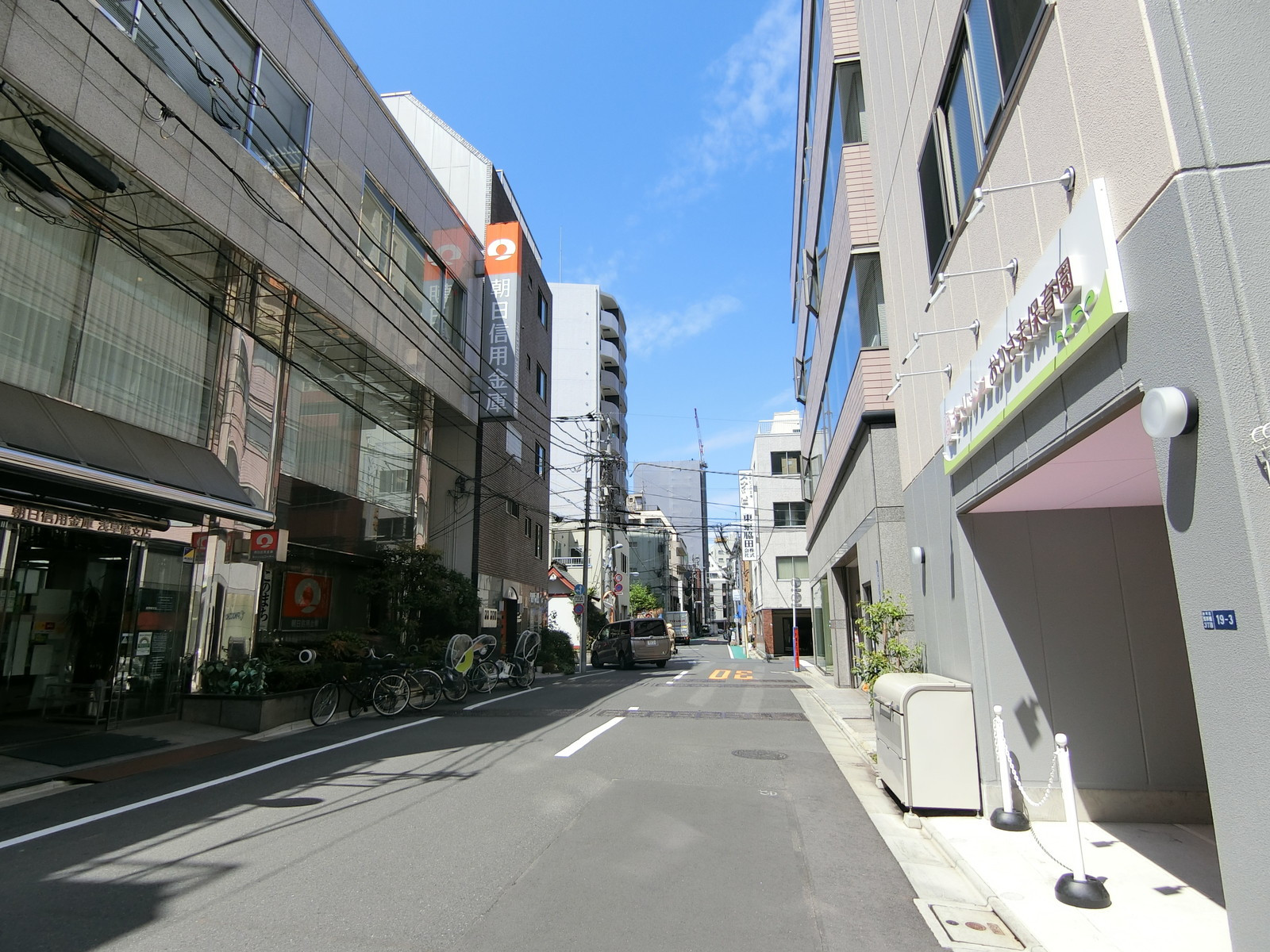 星和クレストビル前面の通り