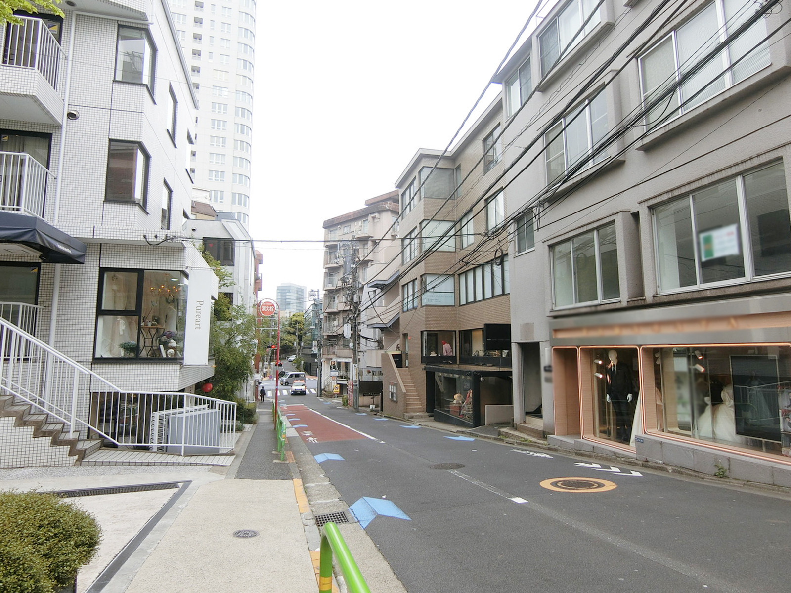 金子ビル前面の通り