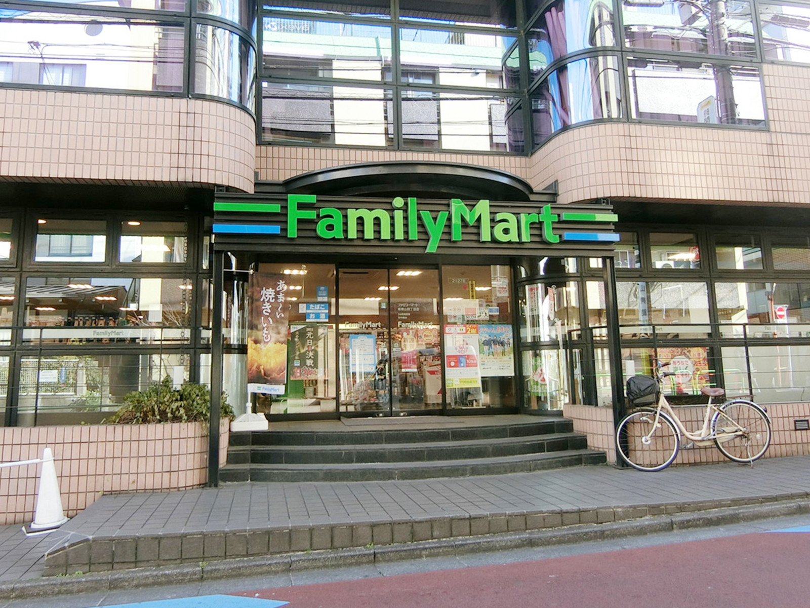 並びのファミリーマート