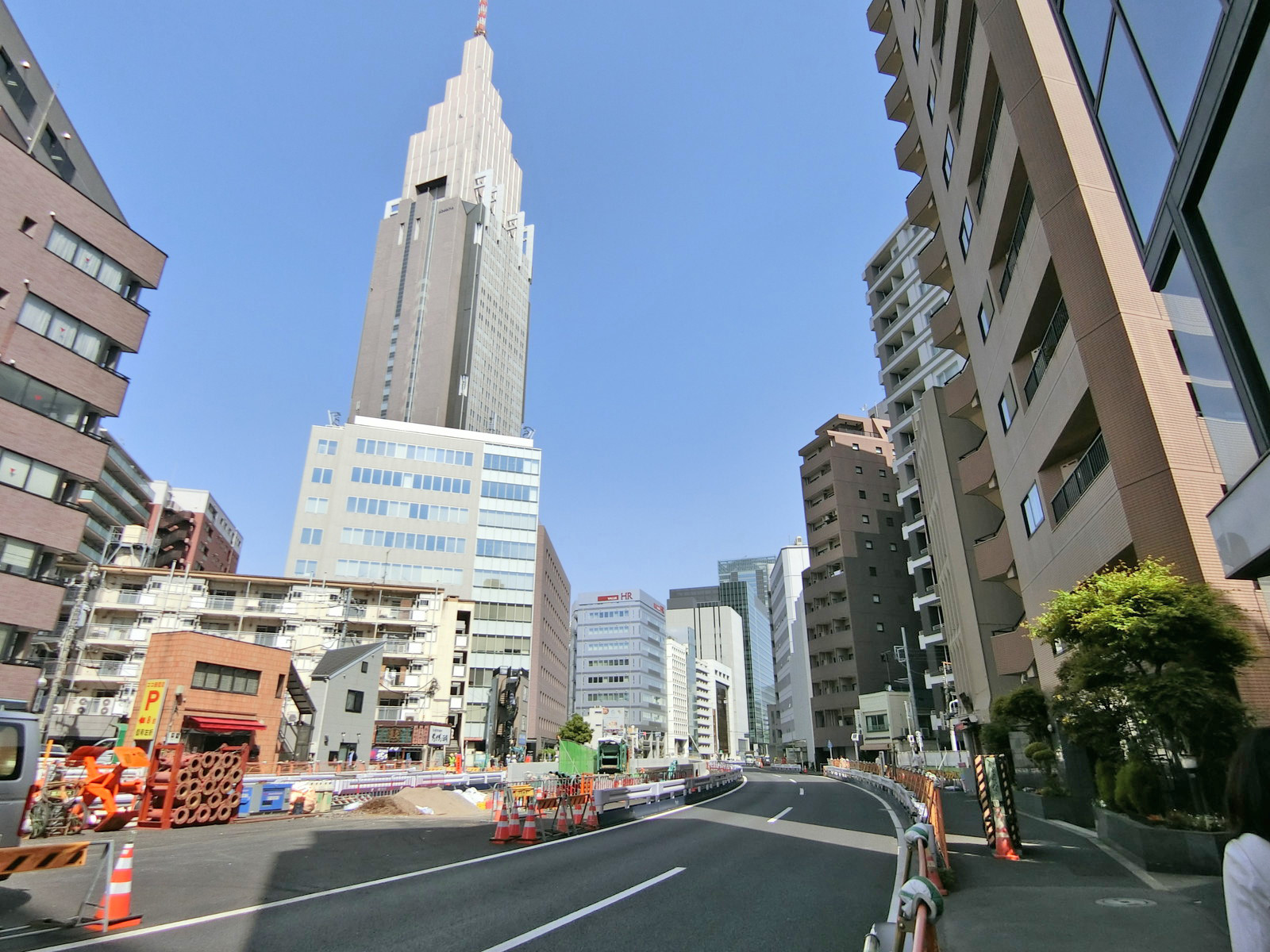 千駄ヶ谷エレガンス至近の明治通り