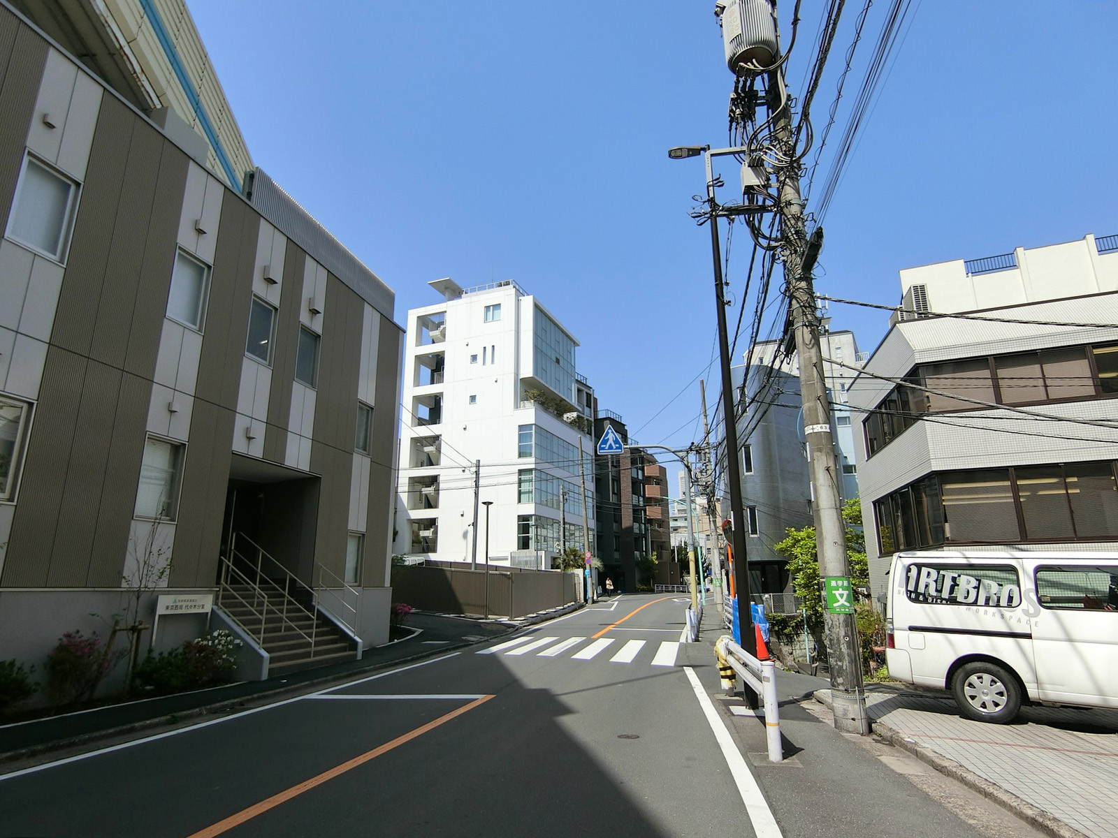 Ａ bldg北参道前面の通り