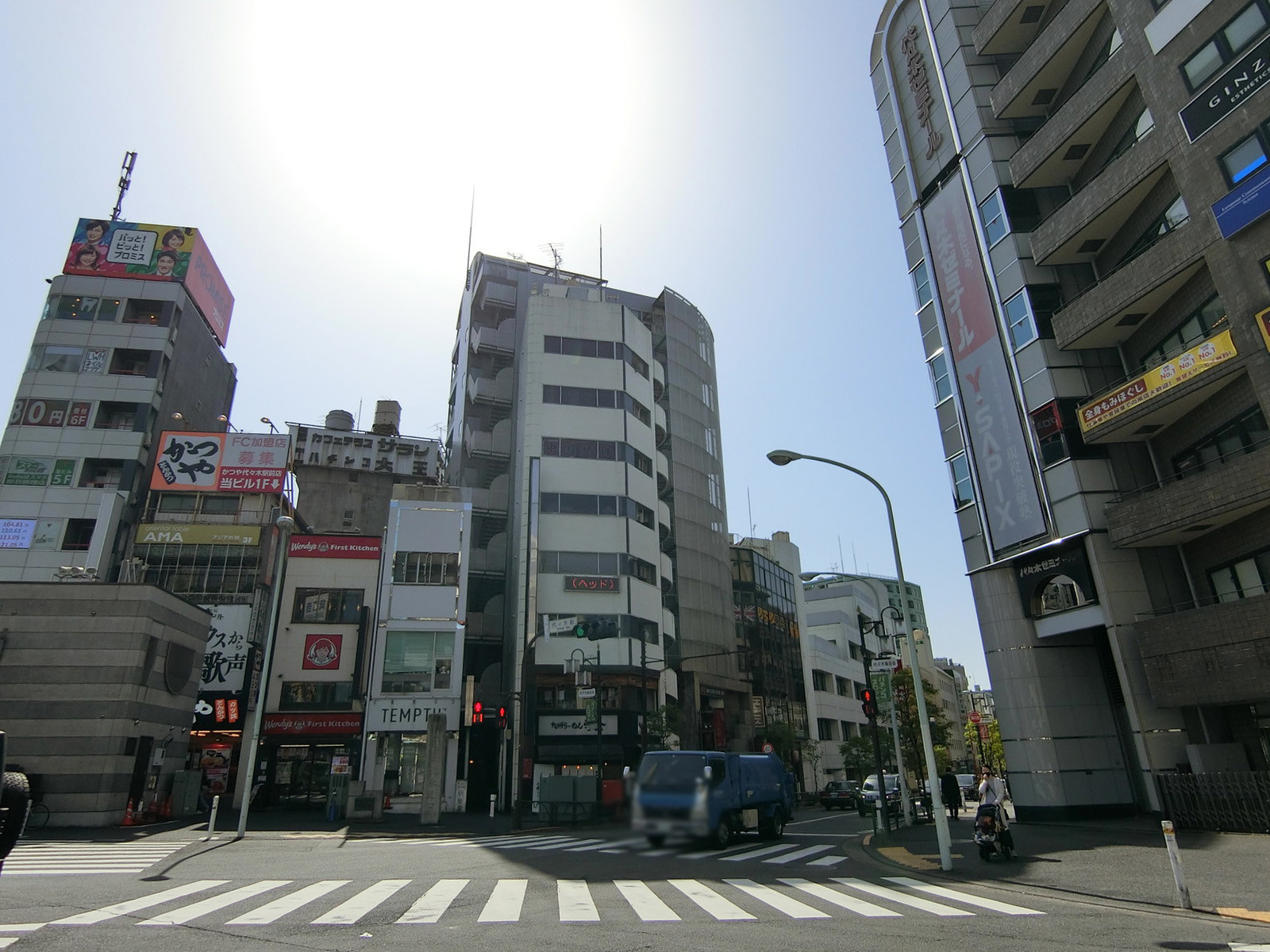 周辺は人通りが多い駅前エリア